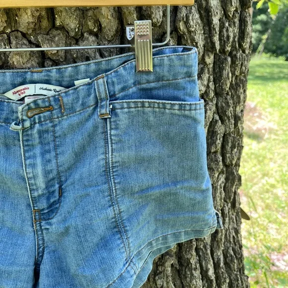 Abercrombie and Fitch Denim Shorts in size 0 - Picture 4 of 5